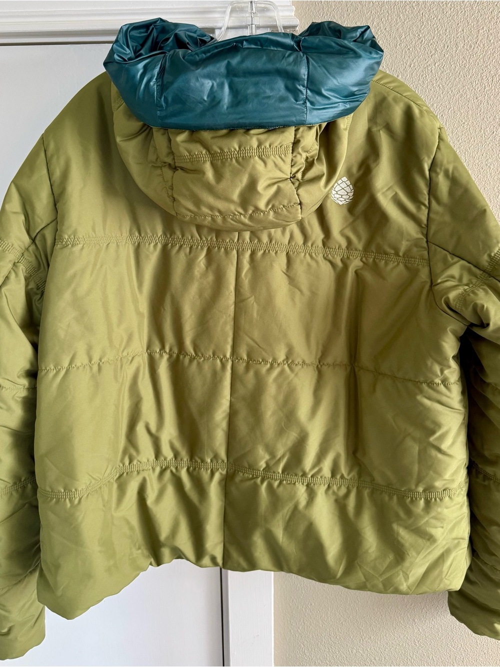 Stio Women’s Olive Green Puffer Jacket with Blue Lining - Picture 2 of 8